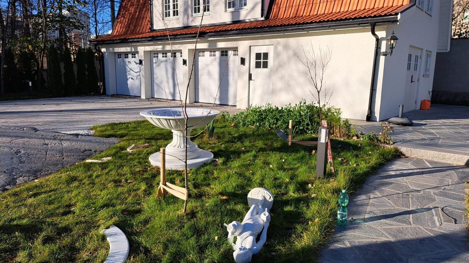 Färdig trädgård med nylagd gräsmatta och stenlagd gång