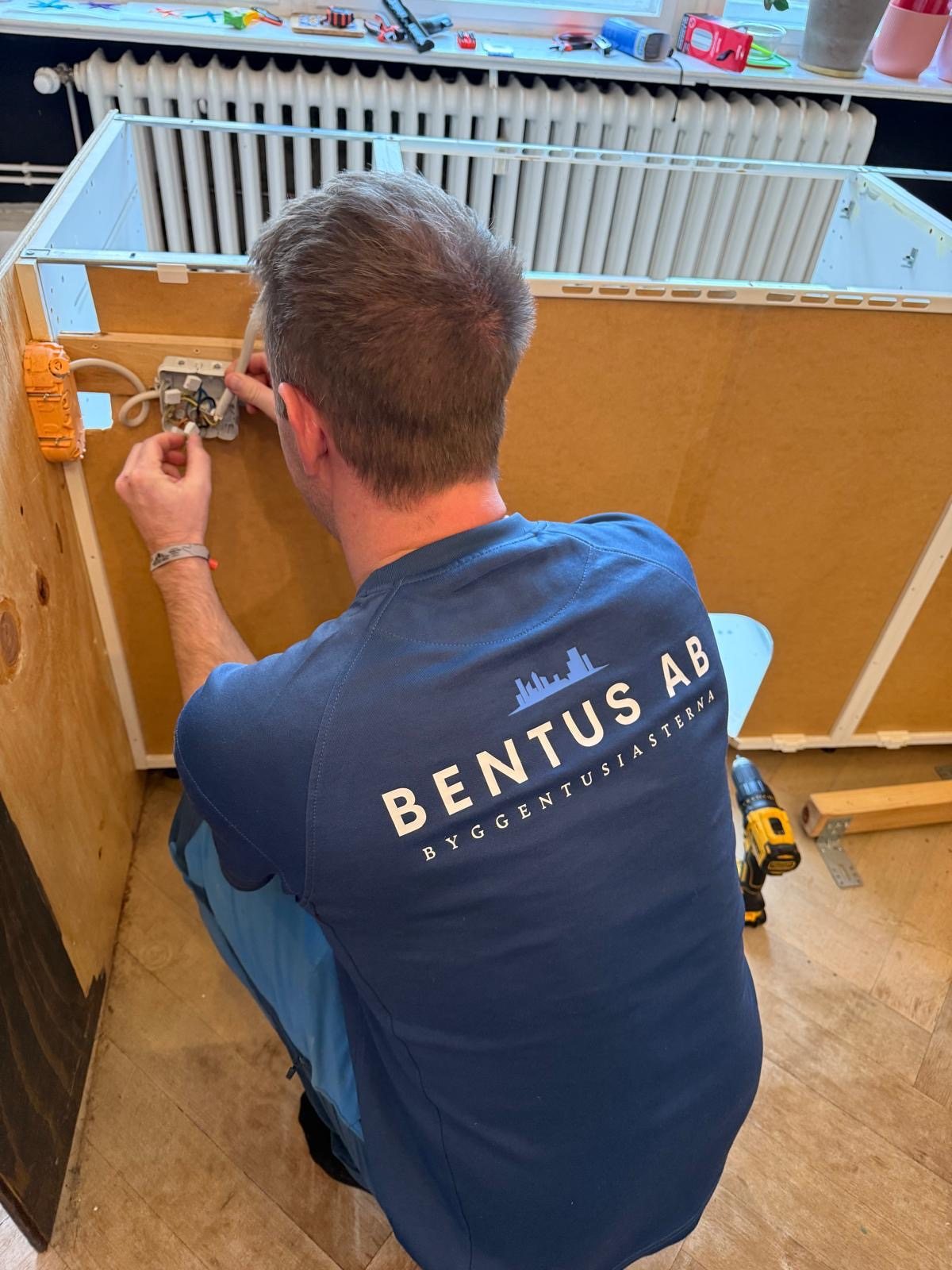 Bentus hantverkare arbetar med en installation