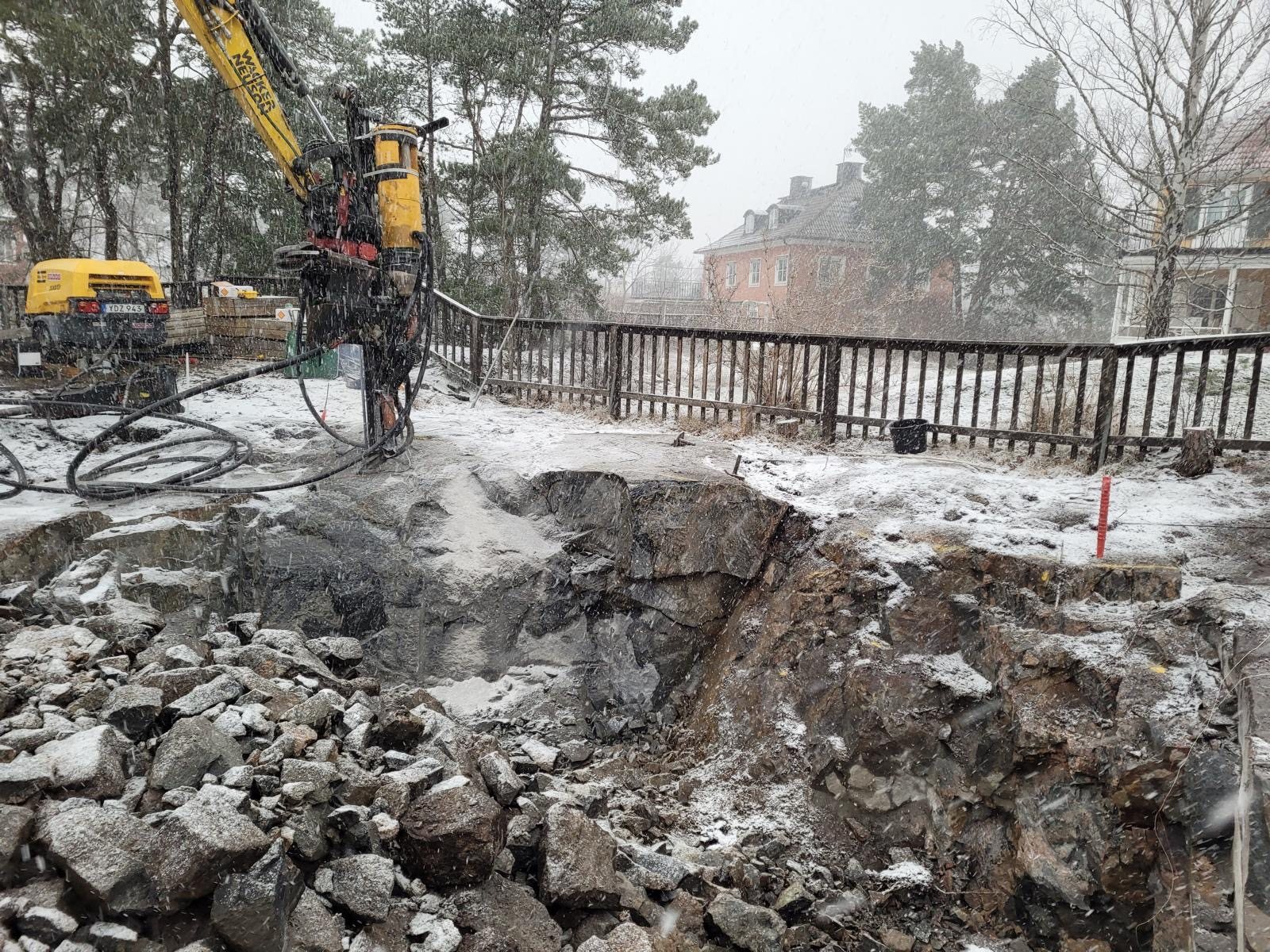 Bergarbete och schaktning inför anläggning av trädgård