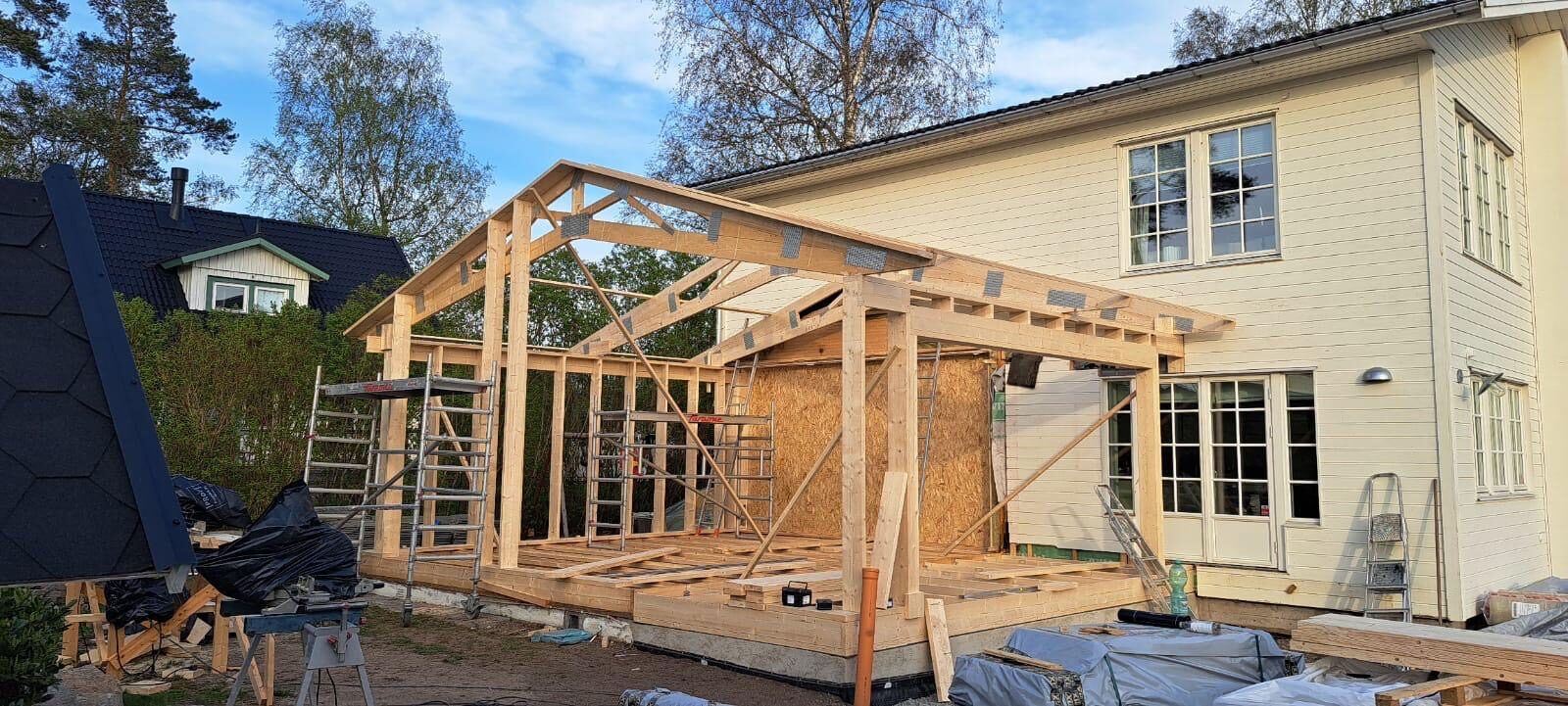 Tillbyggnad av villa med rest trästomme under arbete